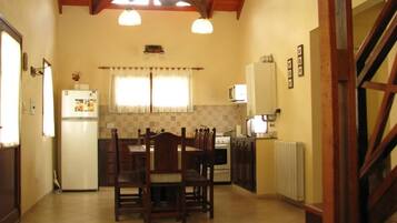Chalet, balkon, pemandangan kebun | Dapur pribadi | Tisu dan meja makan