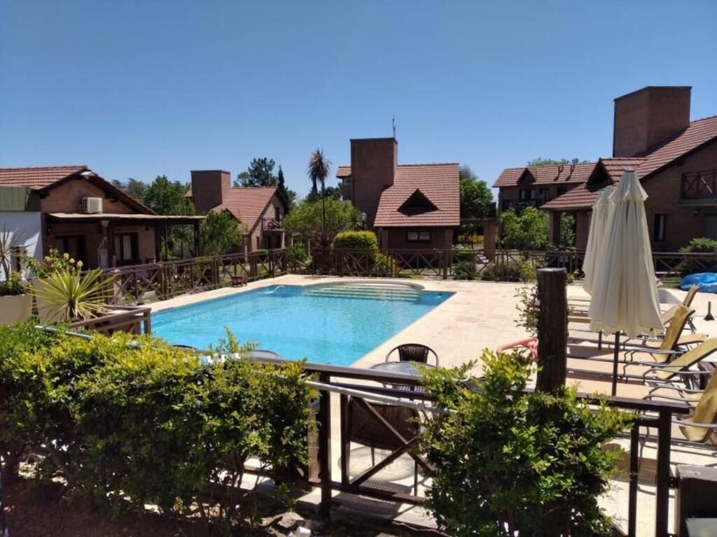 Una piscina techada, una piscina al aire libre de temporada