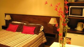 Suite, balkon, pemandangan kebun | Seprai premium, brankas, tempat tidur bayi gratis, dan Wi-Fi gratis