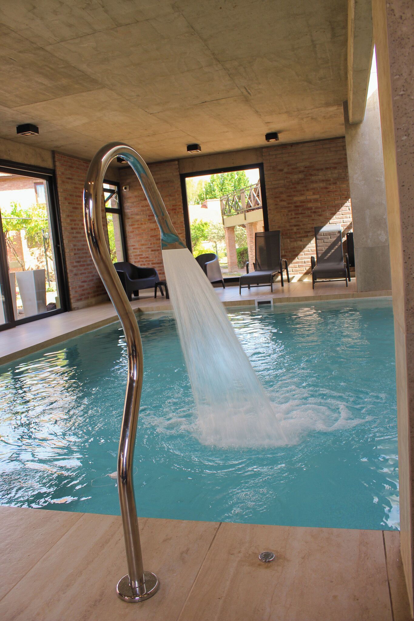 Una piscina cubierta con un tobogán de agua.