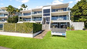 Ein modernes Mehrstöckiges Hotel mit einem Schild für 'The Anchorage' und einer Terrasse.