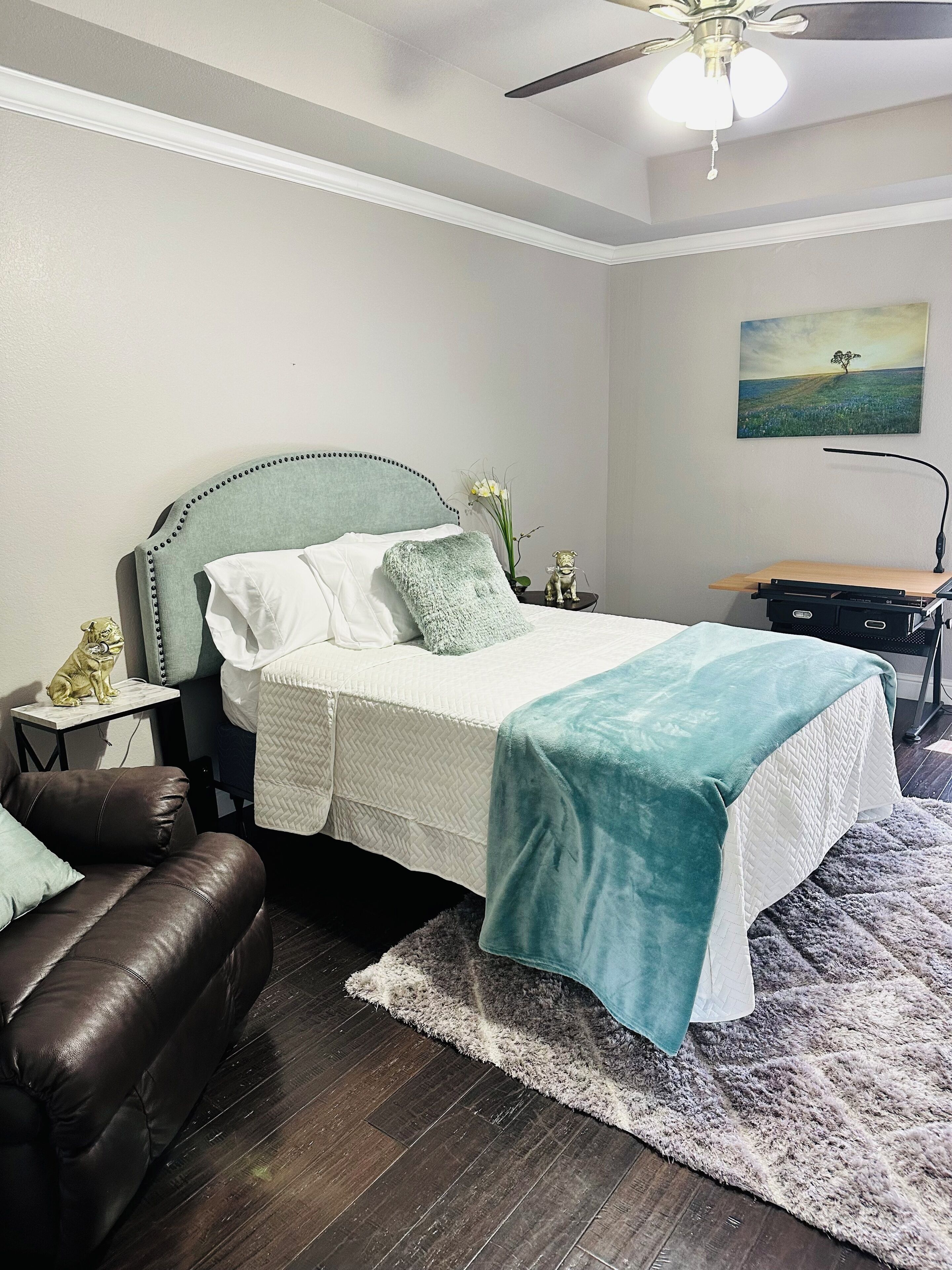 4 bedrooms, iron/ironing board, WiFi, bed sheets