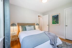 2 bedrooms, iron/ironing board, WiFi, bed sheets - Little Blue House (Seattle)