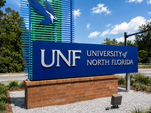 Segnaletica per l'Università della Florida del Nord, con sfondo blu e scritte bianche.