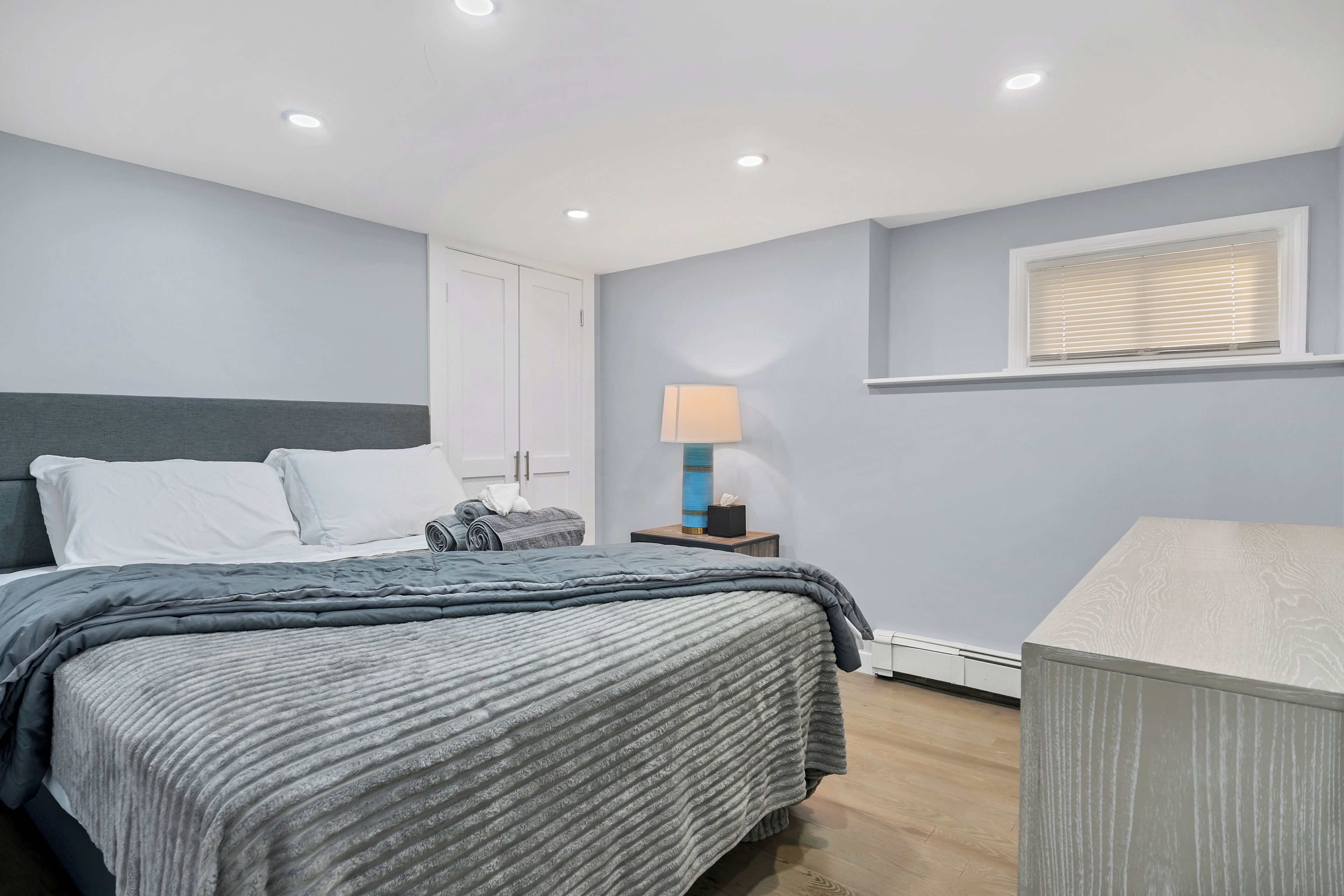 4 bedrooms, iron/ironing board, WiFi, bed sheets