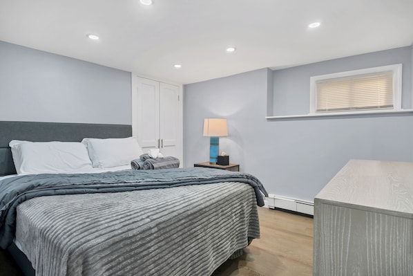 4 bedrooms, iron/ironing board, WiFi, bed sheets