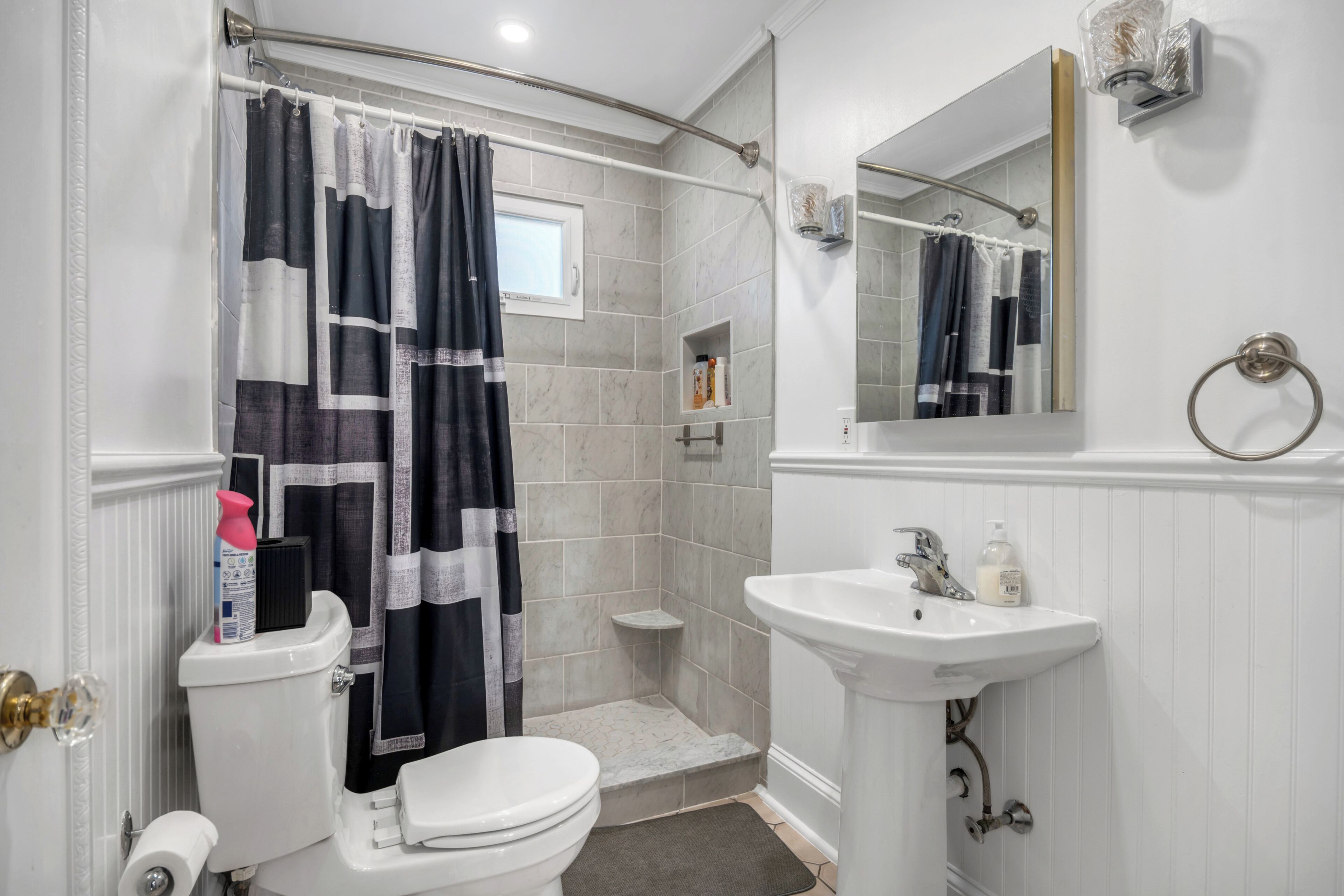 Douche, serviettes fournies, savon, papier de toilette