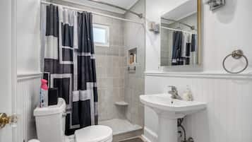 Douche, serviettes fournies, savon, papier de toilette