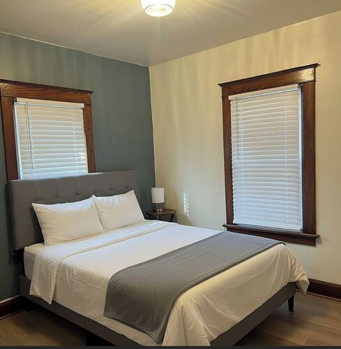 Pet Friendly home, modern updates, minutes from Airport