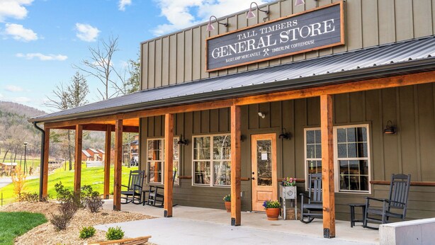 Un bâtiment sur lequel on peut lire les inscriptions suivantes : « Tall Timbers General Store » et « Basecamp Mercantile ».