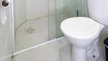 Chuveiro, secador de cabelo, toalhas de banho, sabonete