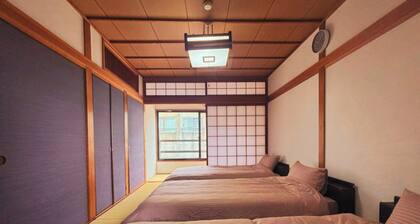 Downtown Takamatsu: Top floor of a building in the entertainment district where groups can party all night long. 168 square meters, entire building available for private rental. Mahjong, karaoke, darts, rooftop terrace. Accommodates up to 10 people.