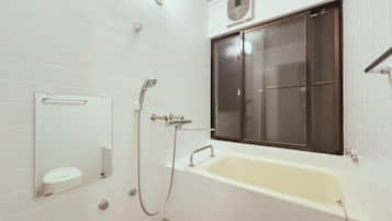 Sèche-cheveux, serviettes fournies, savon, shampoing