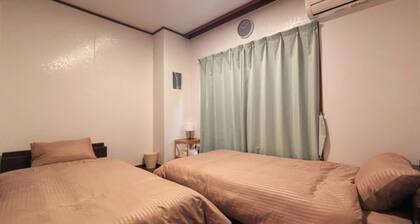 Downtown Takamatsu: Top floor of a building in the entertainment district where groups can party all night long. 168 square meters, entire building available for private rental. Mahjong, karaoke, darts, rooftop terrace. Accommodates up to 10 people.