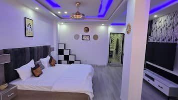 Deluxe Penthouse, Balcony, Beach View | Blackout curtains, soundproofing, iron/ironing board (on request)