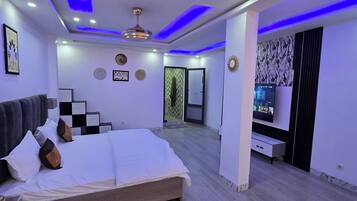 Deluxe Penthouse, Balcony, Beach View | Langsir/tirai gelap terus, kalis bunyi, seterika/papan seterika