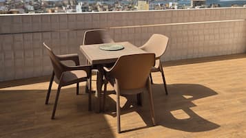 Deluxe-Penthouse, Balkon, Strandblick | Speisen im Freien