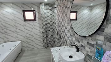 Deluxe Penthouse, Balcony, Beach View | Bathroom