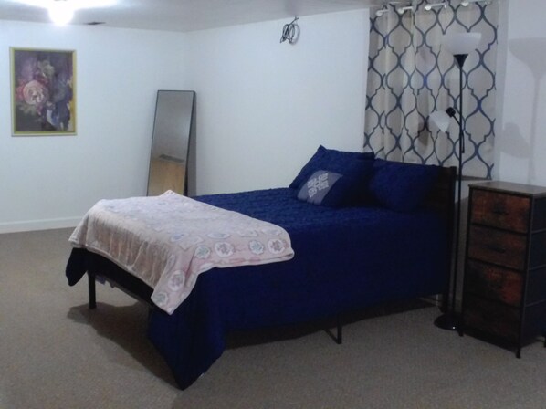 4 bedrooms, desk, iron/ironing board, WiFi (free)