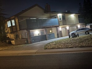 Ein zweistöckiges Haus mit Garage, Auffahrt und geparktem Auto.