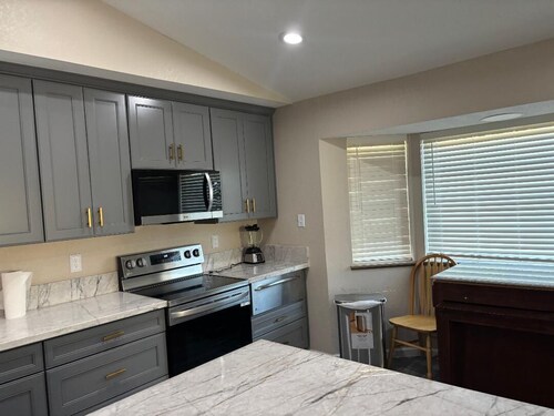 Lovely 3-bedroom house with AC in pleasant Roseville