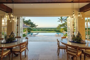 Outdoor dining - Villa Buenaventura, Golf and Ocean View. (La Romana)