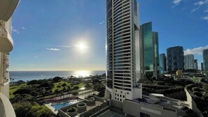 A high-rise building with a pool and a view of the ocean. - Perfect Ocean view 2-bedroom condo that’s centrally located near Ala Moana beach (Honolulu)