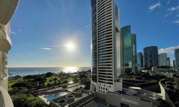Ein Hochhaus mit Pool und Meerblick.