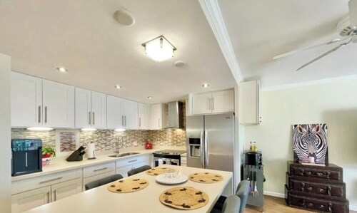 Perfect Ocean view 2-bedroom condo that’s centrally located near Ala Moana beach
