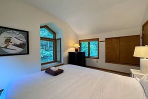 Tabla de planchar con plancha, wifi gratis y ropa de cama 