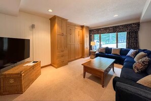 TV, fireplace - Mountainside Retreat @ Attitash, Ski-In, Ski-Out, Pool, Hiking (Bartlett)