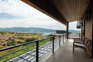 Un balcon avec vue sur une vallée et des montagnes.