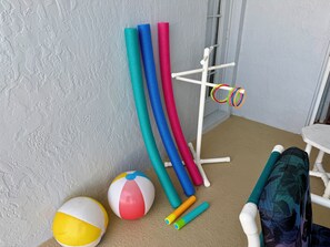 Um quarto com uma cadeira, uma mesa e uma parede, todos brancos.