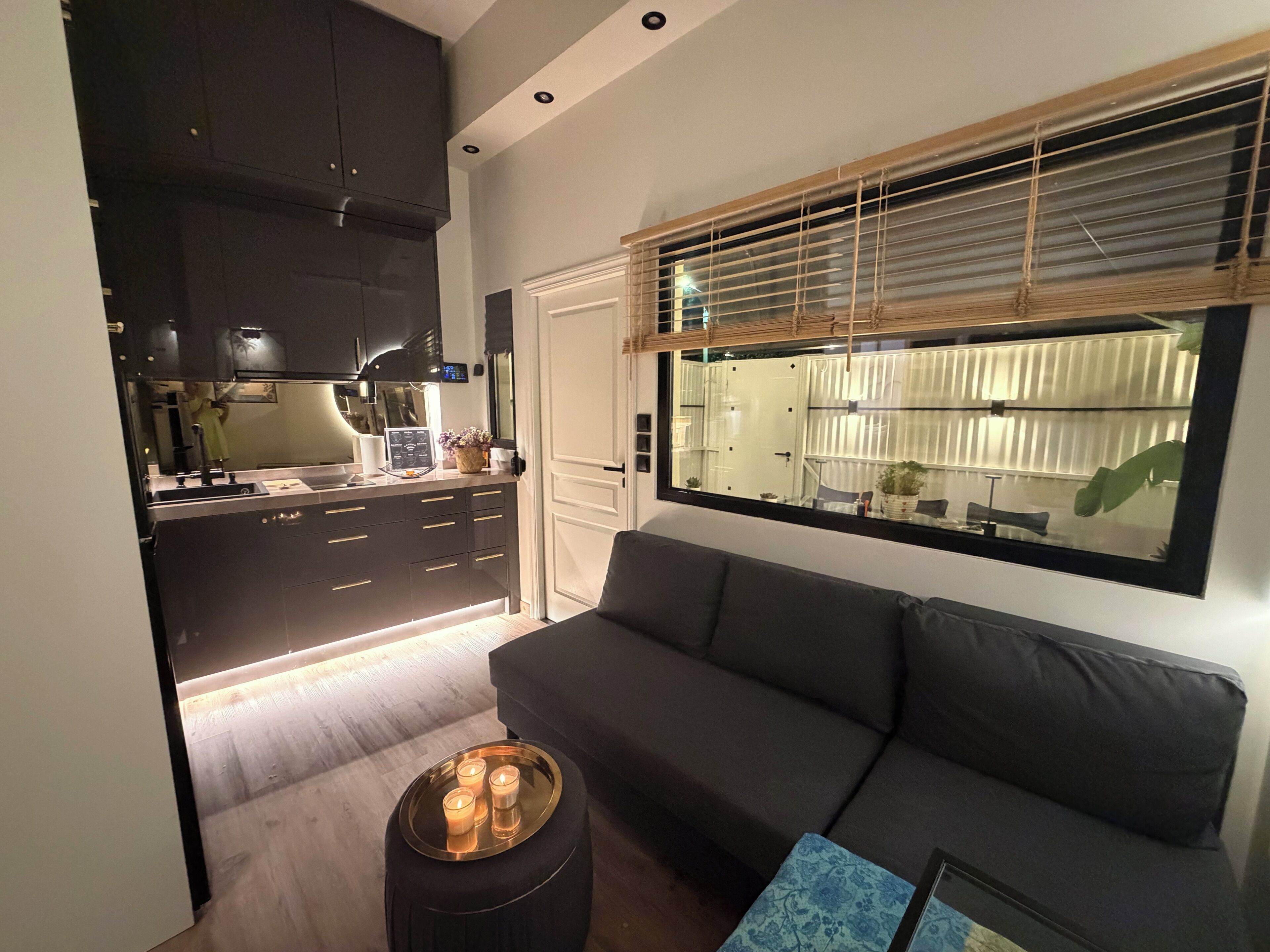 Et moderne interiør med sofa, spiseområde og køkken.