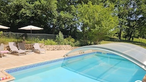 A swimming pool with a clear blue water surface, surrounded by lounge chairs and umbrellas. - La Viguerie - JOUQUEVIEL (JOUQUEVIEL)