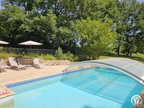 A swimming pool with a clear blue water surface, surrounded by lounge chairs and umbrellas. - La Viguerie - JOUQUEVIEL (JOUQUEVIEL)