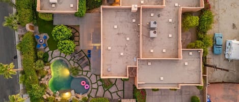 Vista aérea de uma propriedade residencial com vários quartos, piscina e área de pátio.