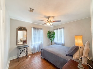 Room - Historic downtown cottage with 1 bedroom, 1 bath, kitchen, Wi-Fi, and parking. (Natchez)