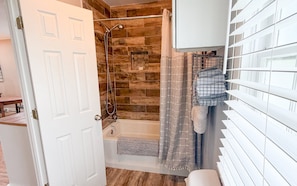 Bathroom - Historic downtown cottage with 1 bedroom, 1 bath, kitchen, Wi-Fi, and parking. (Natchez)