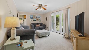 TV - Gardenia House Central Wilmington 3 bed/2 bath (Wilmington)
