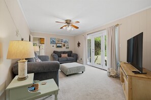 TV - Gardenia House Central Wilmington 3 bed/2 bath (Wilmington)