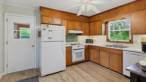Coffee/tea maker, fridge, microwave, oven - Gardenia House Central Wilmington 3 bed/2 bath (Wilmington)