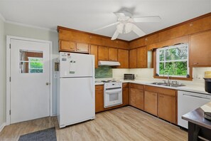 Coffee/tea maker, fridge, microwave, oven - Gardenia House Central Wilmington 3 bed/2 bath (Wilmington)