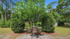 Outdoor dining - Gardenia House Central Wilmington 3 bed/2 bath (Wilmington)