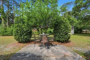 Outdoor dining - Gardenia House Central Wilmington 3 bed/2 bath (Wilmington)
