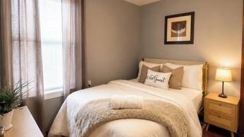2 bedrooms, desk, WiFi (free), bed sheets