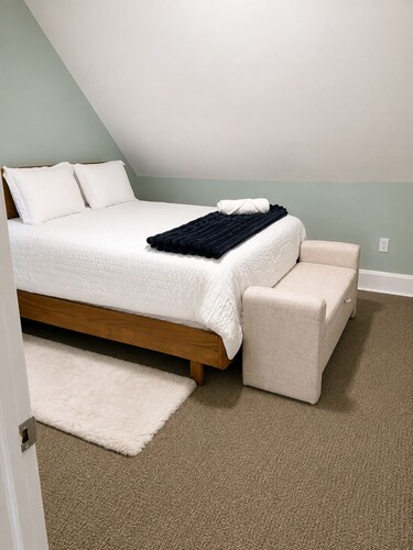 Downtown Retreat \minutes to Naval Station Great Lakes