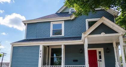 Downtown Retreat \minutes to Naval Station Great Lakes