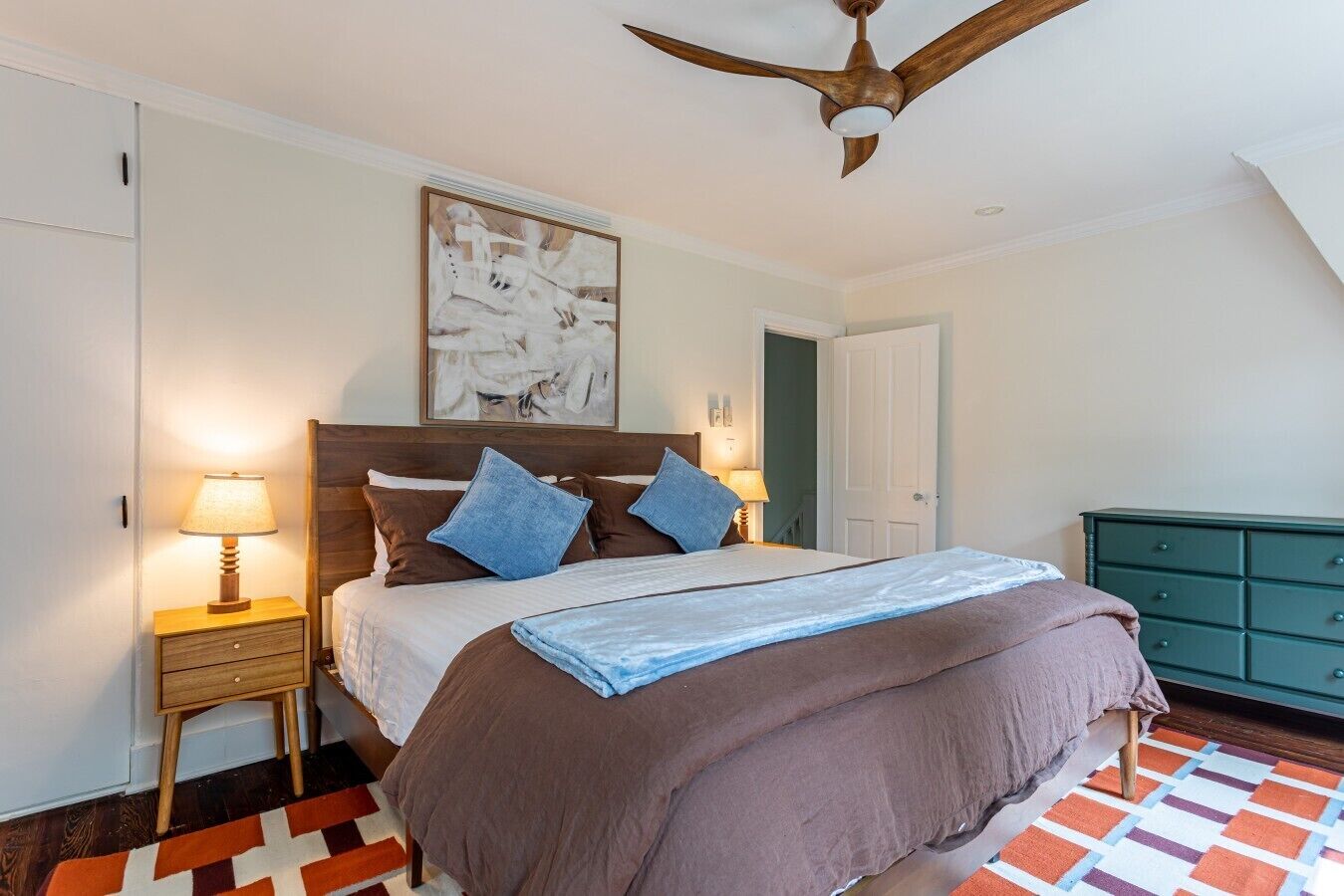 4 bedrooms, desk, travel crib, WiFi