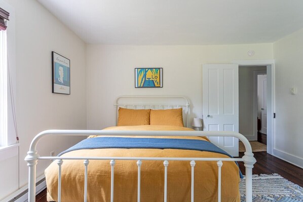 4 bedrooms, desk, travel cot, WiFi